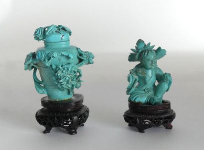 null LOT en turquoise sculptée: personnage assis souriant et vase couvert à décor...