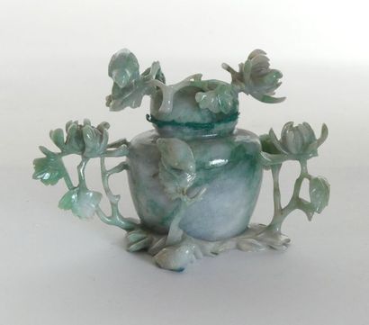 null VASE couvert en jade à décor de rameaux fleuris, Chine