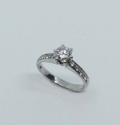 null BAGUE en or gris, dite "solitaire accompagné" sertie d'un diamant, la monture...