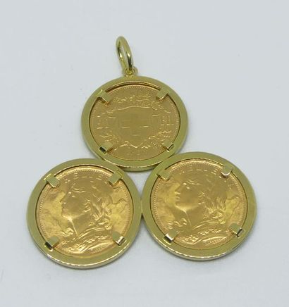 null PENDENTIF en or jaune, formé de trois pièces de 20 francs suisse. Poids 33,2...