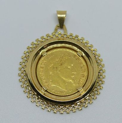 null PENDENTIF en or jaune ajouré orné d'une pièce de 10 francs or 1867. Poids 5,8...