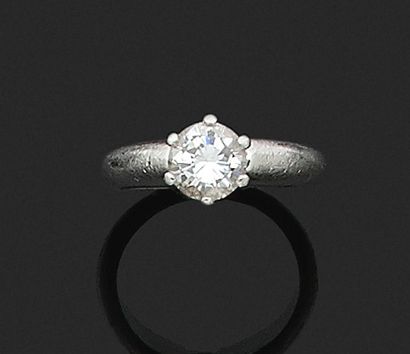 null BAGUE solitaire, ornée d'un diamant brillanté calibrant environ 0,7-0,8 ct,...