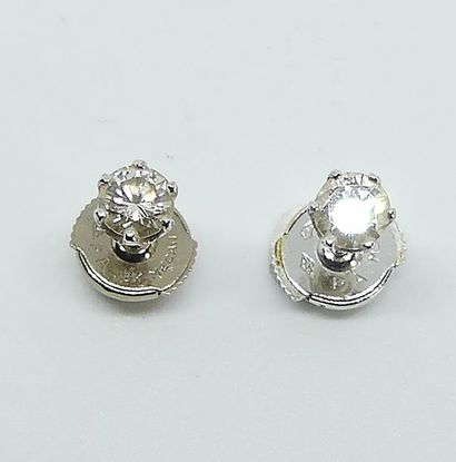 null Paire de CLOUS d'oreilles en or blanc sertis de diamants. Calibre de chaque...