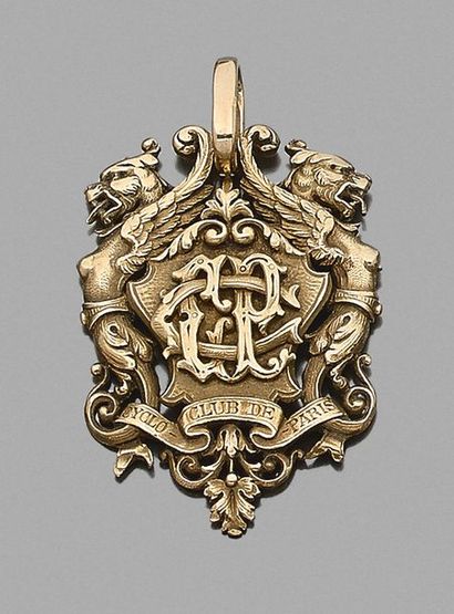 null MEDAILLE en or jaune, ornée au centre des initiales CCP en relief et d'un phylactère...