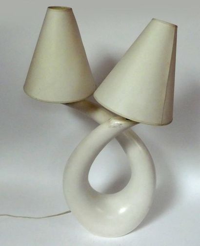 null Georges MATHIAS, XXe. LAMPE en céramique blanche, deux cornes entrecroisées...