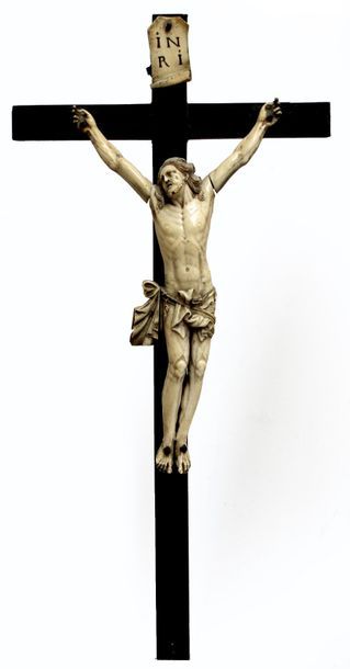 null CRUCIFIX en ivoire finement sculpté, la croix en bois noirci. (Manque un ossement...