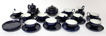 null MANUFACTURE NATIONALE DE SEVRES. Partie de SERVICE en porcelaine bleue, comprenant...