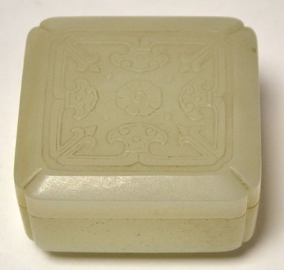 null CHINE - XIXe siècle Petite boite de forme carrée à angles rentrés en néphrite...