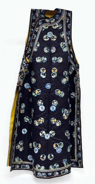 null CHINE - XIXe siècle Veste de femme fermée sur le côté en soie noire, brodée...