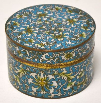 null Petite BOITE cylindrique en laiton cloisonné polychrome à décor floral. Chine....