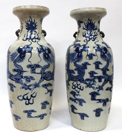 null Paire de VASES balustres en porcelaine de Nankin, à décor bleu et blanc de deux...