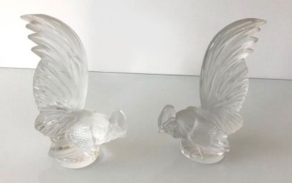 null LALIQUE France. Paire de COQS nains en cristal blanc moulé pressé. Signés sou...