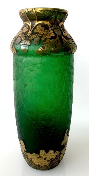null MONTJOIE. Grand vase obus en verre givré vert à décor dégagé à l’acide de branches...