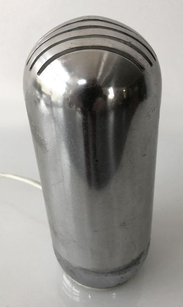 null LAMPE en métal inoxydable et composition blanche. Vers 1970. H. 20 cm