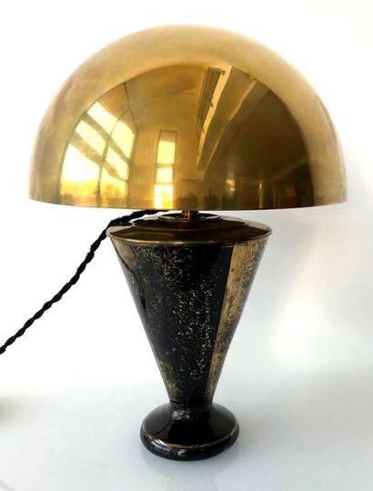 null LAMPE, le pied tronconique en faïence noire à rehauts or, l’abat jour champignon...