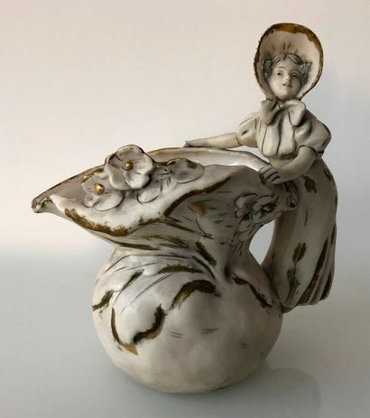 null ROYAL DUX Bohemia. VASE en porcelaine à rehauts or figurant une fillette au...