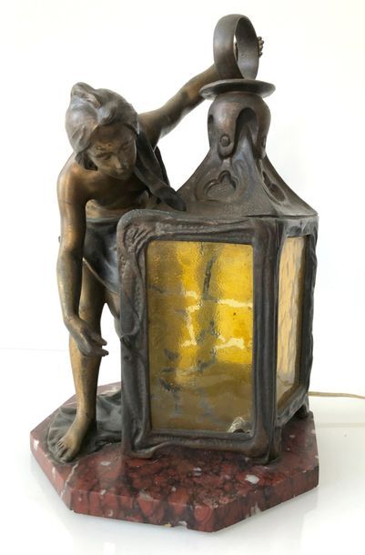 null Ecole française fin XIXe. LAMPE en bronze à double patine brune et doré, figurant...