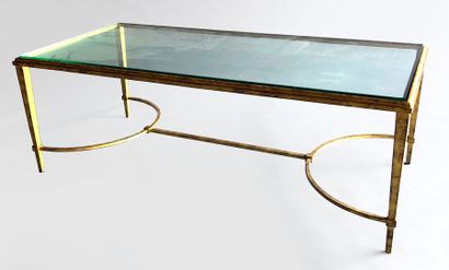 null Maison BAGUES (Attribué à). TABLE basse rectangulaire en bronze à patine dorée,...