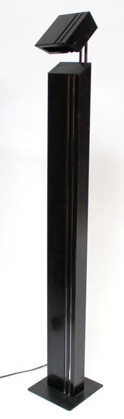 null LAMPADAIRE en métal laqué noir, le réflecteur mobile. Vers 1970. H. 126 cm