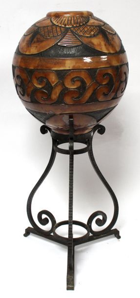 null Roger GUÉRIN (1896-1954) Important VASE boule en grès émaillé brun à décor floral...