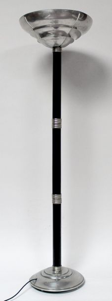 null LAMPADAIRE en métal chromé et laqué noir. Vers 1930. Hauteur 163 cm, diamètre...