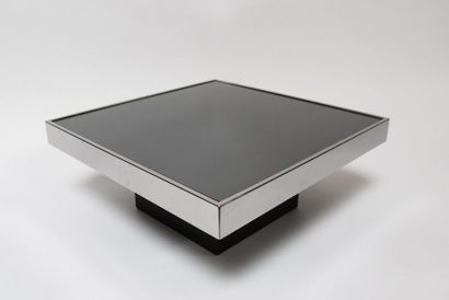 null Willy RIZZO (1928-2013) TABLE basse, le plateau carré en verre cerné d'aluminium,...