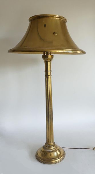 null Importante LAMPE à poser en bronze doré, le fut cannelé, la base ronde à doucine....