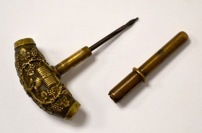 null TIRE-BONDE en bronze de maître de chaix à décor de tonneau et pampres.