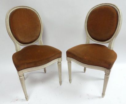 null Suite de dix chaises en bois laqué blanc, dossier médaillon, style Louis XVI,...
