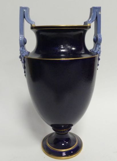 null Important vase en porcelaine bleu nuit et or à anses fleuries. 45 cm (éclat...