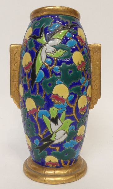 null LONGWY, vase obus en faïence émaillée cloisonnée à décor d'oiseaux en vol.