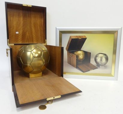 null J. H. JOUE. Ballon de football formant seau à champagne en bronze, réalisé pour...