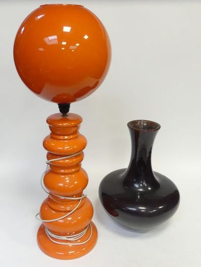 null Une LAMPE en céramique orange globe orange vers 1970 et VALLAURIS Musarra Vase...