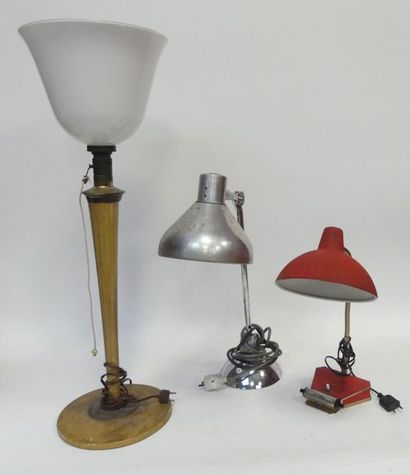 null Lot de trois LAMPES de bureau comprenant une lampe MAZDA, une lampe articulée...
