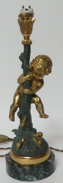 null LAMPE en bronze figurant un enfant aux escargots. Terrasse en marbre vert. H....