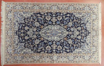 null TAPIS Ghoum à décor de rosaces bleues sur fond ivoire 165 x 105 cm