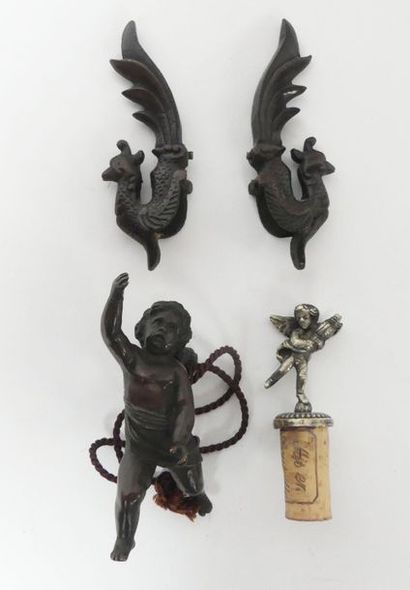 null Lot de FIGURINES en bronze comprenant deux petits coqs et un angelot. On y joint...