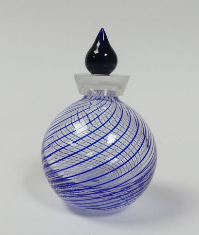 null SAINT-LOUIS, Eau de saint Louis, 1996. Flacon en cristal à filigranes bleu et...