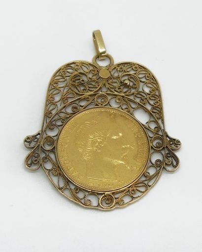 null PIECE de 20 francs or Napoléon III, monté en pendentif, la monture à décor d'arabesques....
