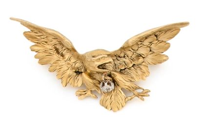 null BROCHE formant pendentif en or jaune moulé à décor d'un aigle, ailes déployées,...
