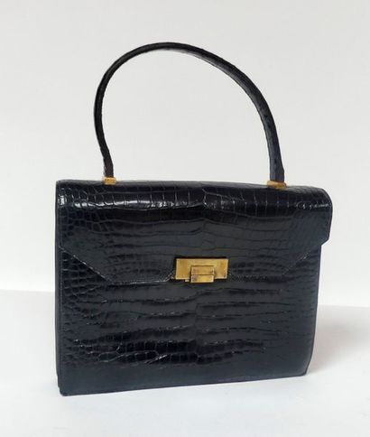 null HERMES Paris. Sac porté main vintage en crocodile noir, fermoir métal doré