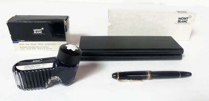 null MONTBLANC. Stylo plume Meisterstuck avec boîte et surboîte. On y joint une bouteille...