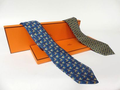 null HERMES. Deux cravates dans leur boîte.