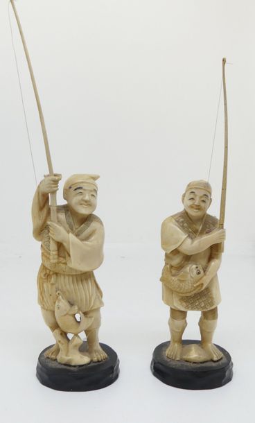 null Deux OKIMONO en ivoire sculpté, pécheurs avec leur ligne. Japon, fin XIXe, début...