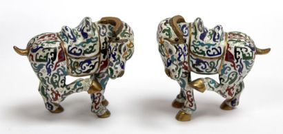 null Paire de petits CHEVAUX en cloisonné sur fond blanc. Chine, XXe. H. 13 cm