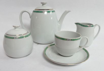 null CHRISTOFLE. Service à thé en porcelaine modèle Alliance vert comprenant théière,...