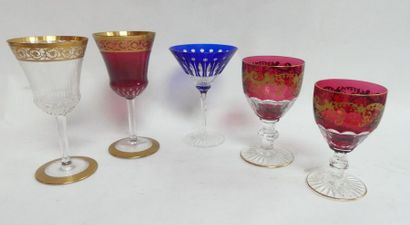 null SAINT-LOUIS. Cinq verres à pied en cristal taillé de couleurs.