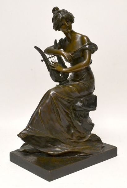 null Georges VAN DER STRAETEN (1856-1928) Femme à lyre. Bronze à patine brune signé....