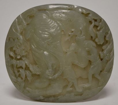 null CHINE. MEDAILLON ovale en jade vert sculpté en bas relief d'un éléphant accompagné...