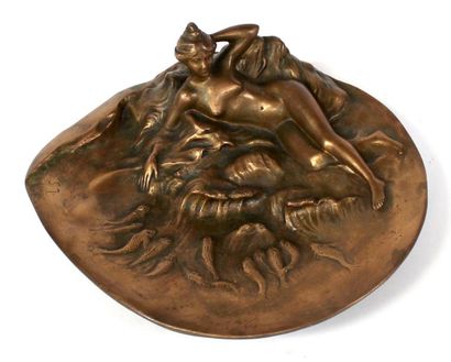 null Léopold SAVINE (1861-1934) VIDE-POCHES en bronze doré, naïade et poissons. Signé....